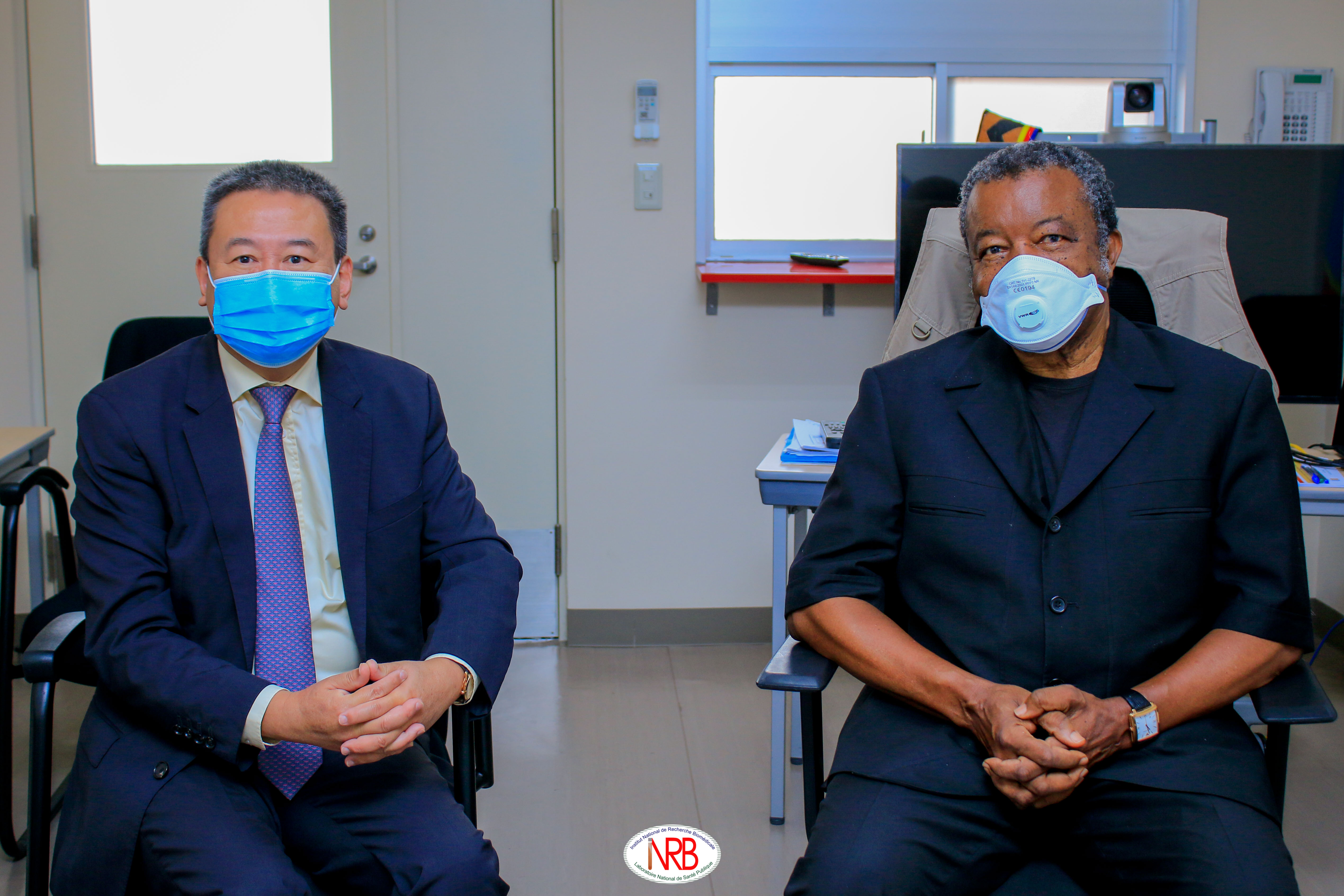 Entretien Fructueux entre le Professeur Jean-jacques MUYEMBE et Monsieur Huang Xia